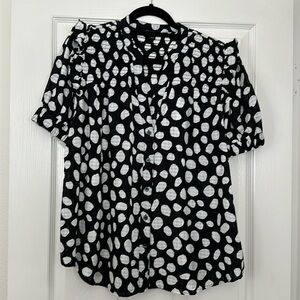 Black and white spotted shirt sleeve blouse.